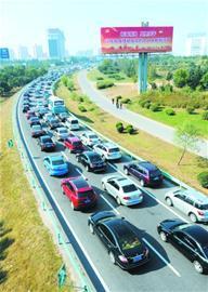 6大景區(qū)1天納客37萬 迎首個(gè)高峰