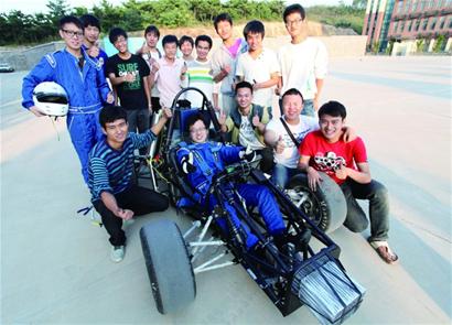 青島理工大學(xué)生自造方程式賽車 時速高達(dá)180公里