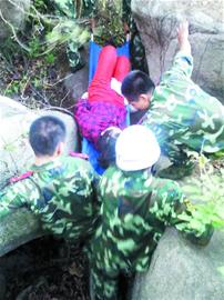 青島女子爬嶗山走野路墜落石縫 7人忙半小時抬下山