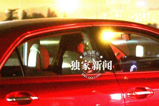 王學(xué)兵攜新歡小女友公開秀甜蜜