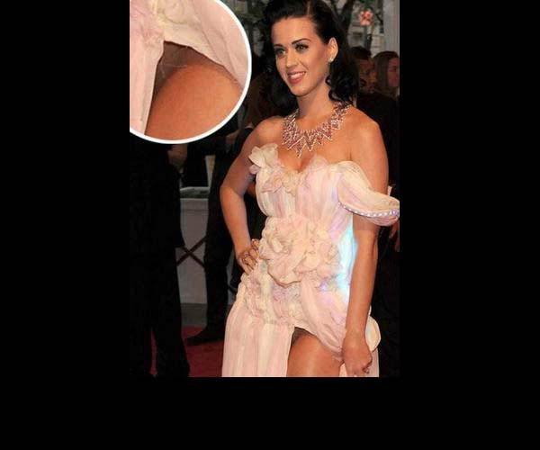 女星都愛(ài)開(kāi)叉裙 走光必備啊