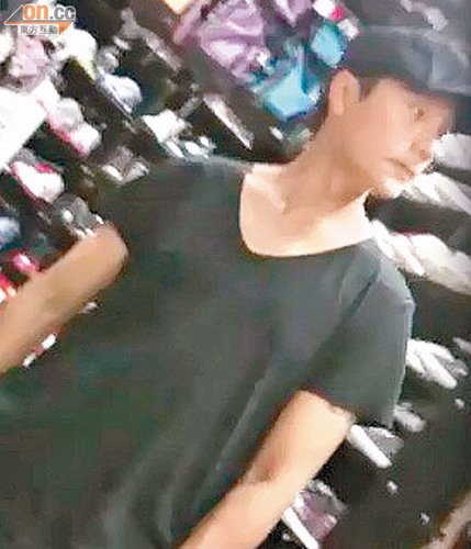 陳坤帶兒子夜襲旺角選鞋 表現(xiàn)低調不想被認出