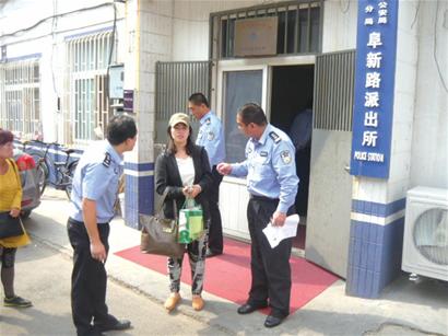 韓國(guó)女子錢包不見(jiàn)派出所大哭 好心人送還