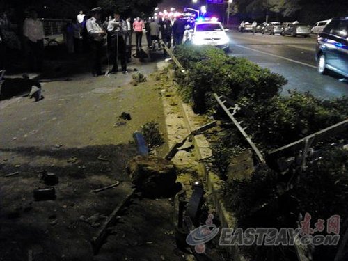 圖片說明：事故發(fā)生現場，被撞壞的隔離欄