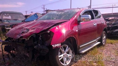 圖片說明：事故發(fā)生現(xiàn)場(chǎng)，被撞壞的隔離欄