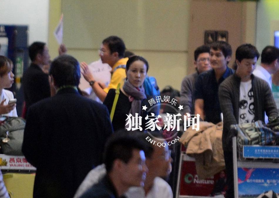 那英回京素顏顯蒼老 機(jī)場當(dāng)眾挖鼻行為不雅