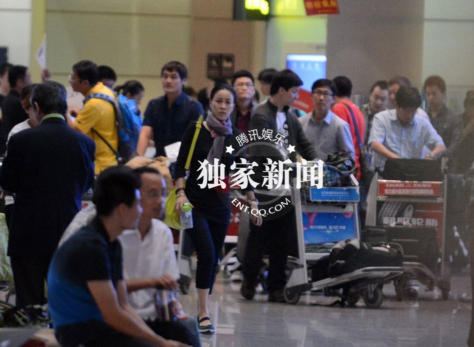 那英回京素顏顯蒼老 機(jī)場當(dāng)眾挖鼻行為不雅