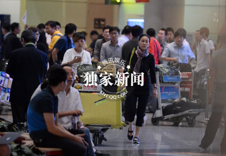 那英回京素顏顯蒼老 機(jī)場當(dāng)眾挖鼻行為不雅