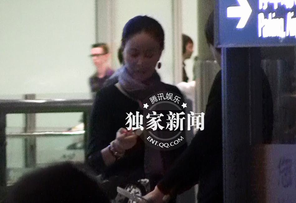 那英回京素顏顯蒼老 機(jī)場當(dāng)眾挖鼻行為不雅