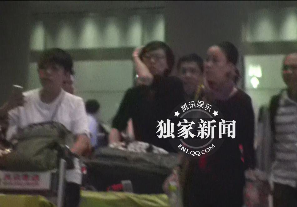 那英回京素顏顯蒼老 機場當(dāng)眾挖鼻行為不雅