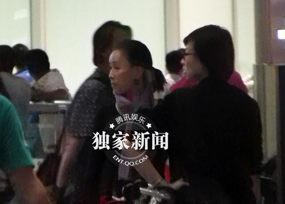那英回京素顏顯蒼老 機場當(dāng)眾挖鼻行為不雅