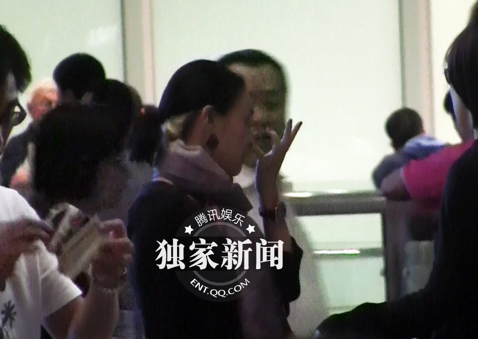 那英回京素顏顯蒼老 機(jī)場(chǎng)當(dāng)眾挖鼻行為不雅