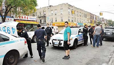 案發(fā)大批警員到場調(diào)查。美國《星島日報(bào)》