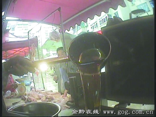 貴陽多市場(chǎng)售致癌烤鴨油 店主稱含多種草藥