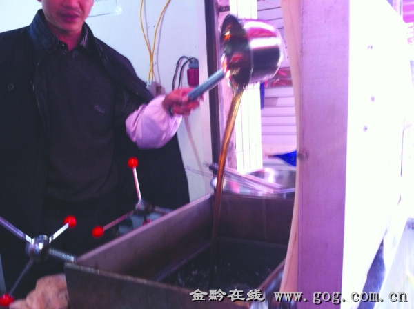 貴陽(yáng)多市場(chǎng)售致癌烤鴨油 店主稱含多種草藥 貴陽(yáng)多市場(chǎng)售致癌烤鴨油 店主稱含多種草藥