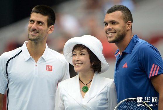 劉曉慶助陣中網(wǎng)妖嬈獻飛吻 皮膚白嫩似瓷娃娃