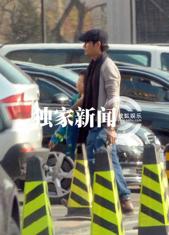 陳坤曬兒子訓(xùn)狗照 9歲優(yōu)優(yōu)側(cè)臉輪廓帥過(guò)老爸