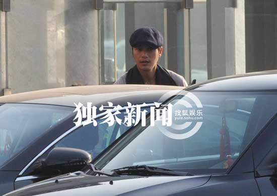 陳坤曬兒子訓(xùn)狗照 9歲優(yōu)優(yōu)側(cè)臉輪廓帥過老爸