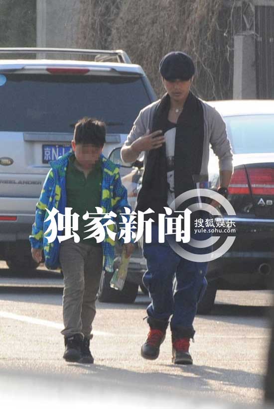 陳坤曬兒子訓(xùn)狗照 9歲優(yōu)優(yōu)側(cè)臉輪廓帥過(guò)老爸