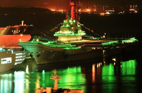 中國(guó)航母全艦掛滿彩燈慶祝節(jié)日
