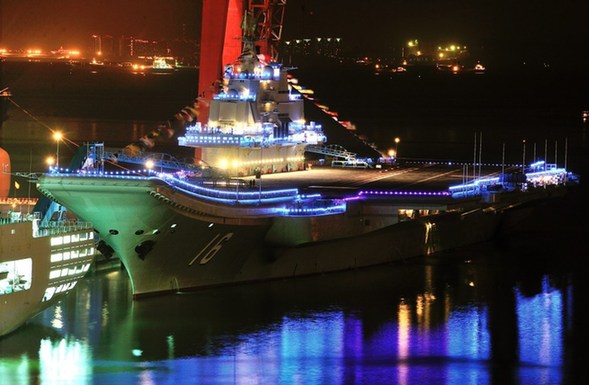 中國(guó)航母全艦掛滿彩燈慶祝節(jié)日