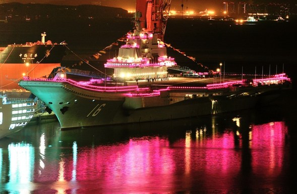 中國(guó)航母全艦掛滿彩燈慶祝節(jié)日