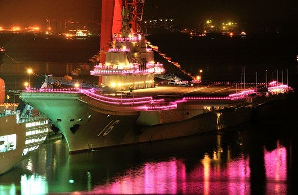 中國(guó)航母全艦掛滿彩燈慶祝節(jié)日
