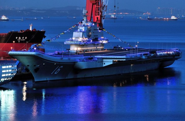 中國(guó)航母全艦掛滿彩燈慶祝節(jié)日