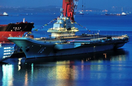 中國(guó)航母全艦掛滿彩燈慶祝節(jié)日