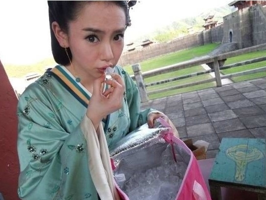 熱播劇花絮照:甄嬛傳眾妃賣萌吳奇隆古裝吃火鍋