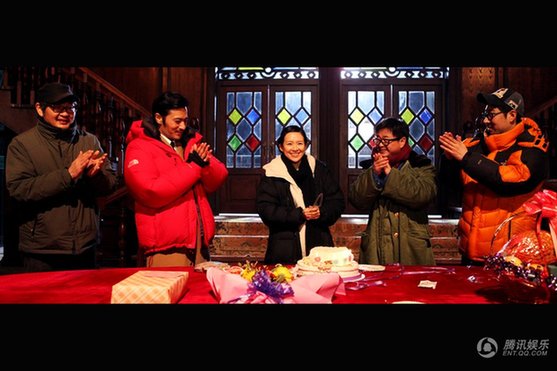 章子怡素顏長(zhǎng)啥樣:片場(chǎng)卸妝吃蛋糕照片曝光