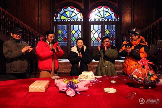 章子怡素顏長(zhǎng)啥樣:片場(chǎng)卸妝吃蛋糕照片曝光