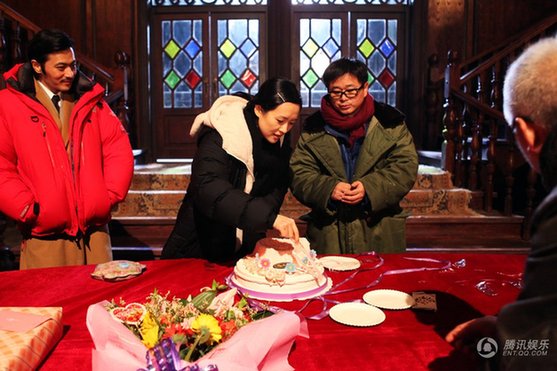 章子怡素顏長(zhǎng)啥樣:片場(chǎng)卸妝吃蛋糕照片曝光