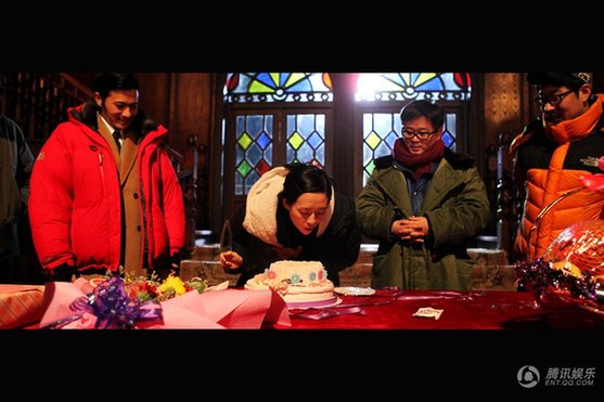 章子怡素顏長啥樣:片場卸妝吃蛋糕照片曝光