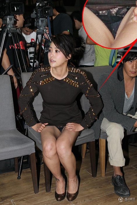 郝蕾豪放落座露春光渾然不覺(jué) 滿(mǎn)身傷痕引猜疑