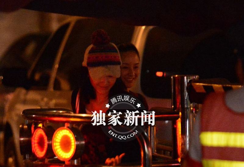 孫寧與友吃飯出門摳嘴不雅 獨自望星顯惆悵