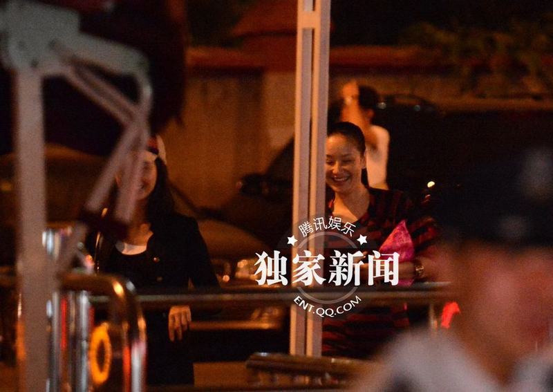 孫寧與友吃飯出門摳嘴不雅 獨自望星顯惆悵