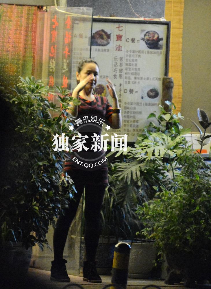 孫寧與友吃飯出門摳嘴不雅 獨(dú)自望星顯惆悵