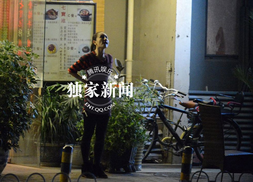 孫寧與友吃飯出門摳嘴不雅 獨(dú)自望星顯惆悵