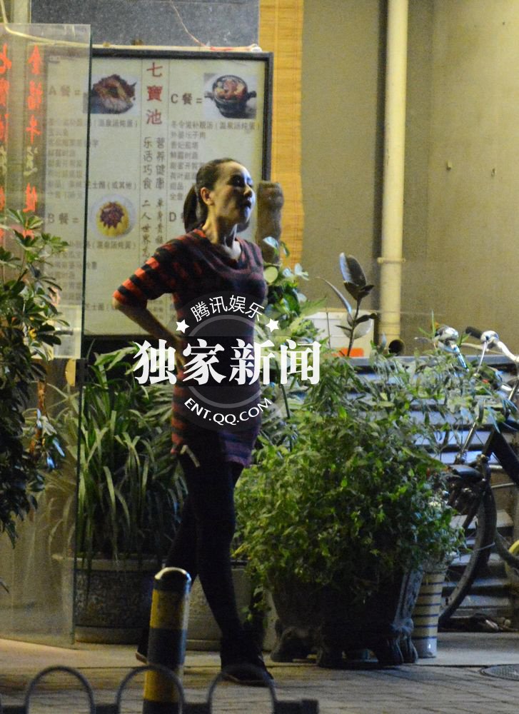 孫寧與友吃飯出門摳嘴不雅 獨(dú)自望星顯惆悵