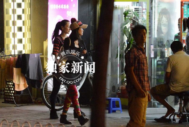 孫寧與友吃飯出門摳嘴不雅 獨自望星顯惆悵