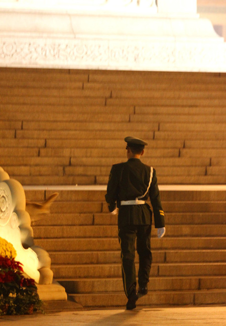 喵星人偶遇天安門(mén)廣場(chǎng)武警 四目相接照走紅