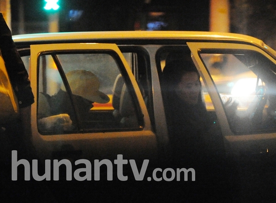 好聲音袁婭維攜黑人男友吃飯 素顏平淡無(wú)奇