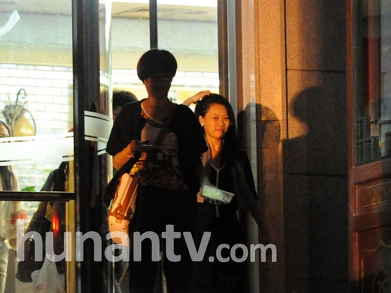 好聲音袁婭維攜黑人男友吃飯 素顏平淡無(wú)奇