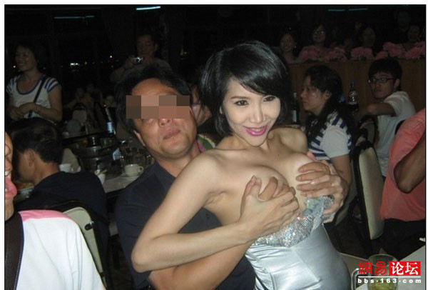 全國摸奶哥爆紅網(wǎng)絡(luò)