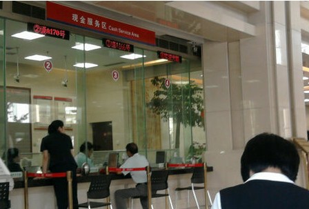 體驗青島10銀行服務(wù) 華夏柜員玩手機顧客干等