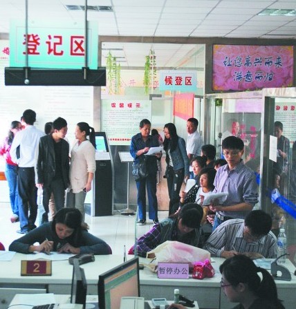 婚姻登記處，前來登記的新人扎堆。