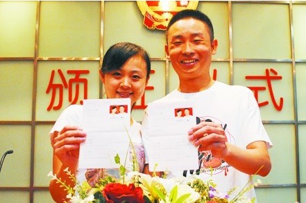 婚姻登記處，前來登記的新人扎堆。