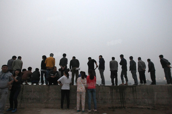 洛河水漲 洛陽(yáng)市民集體撈魚(yú)