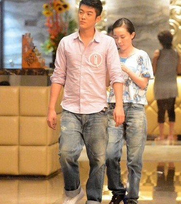 霍思燕深夜與男友開(kāi)房唱歌 當(dāng)街坐大腿秀甜蜜